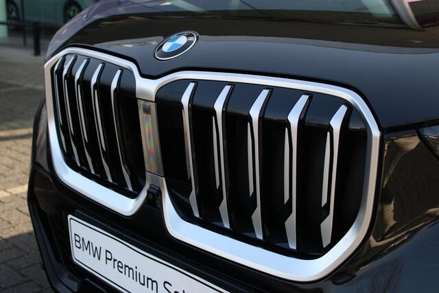 BMW X1 xDrive23i High Executive M Sport Automaat / Trekhaak / Sportstoelen / Parking Assistant Professional / Comfort Access / Head-Up / M Adaptief onderstel / Stuurverwarming