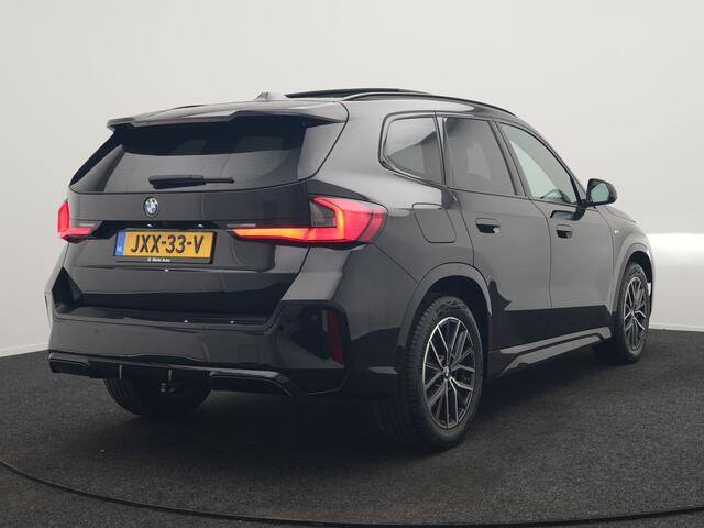 BMW X1 sDrive20i M Sport 170pk Dealer O.H. | Panodak | Lederen Sportstoelen Verwarmd | Adaptive M Onderstel | Widescreen Navi | Camera | Keyless | Adaptive LED | Sfeerverlichting | Apple Carplay | Navigatie | DAB |
