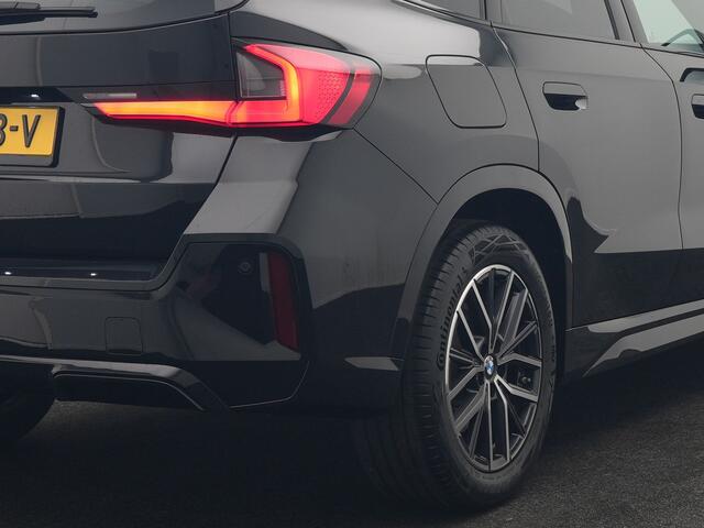 BMW X1 sDrive20i M Sport 170pk Dealer O.H. | Panodak | Lederen Sportstoelen Verwarmd | Adaptive M Onderstel | Widescreen Navi | Camera | Keyless | Adaptive LED | Sfeerverlichting | Apple Carplay | Navigatie | DAB |