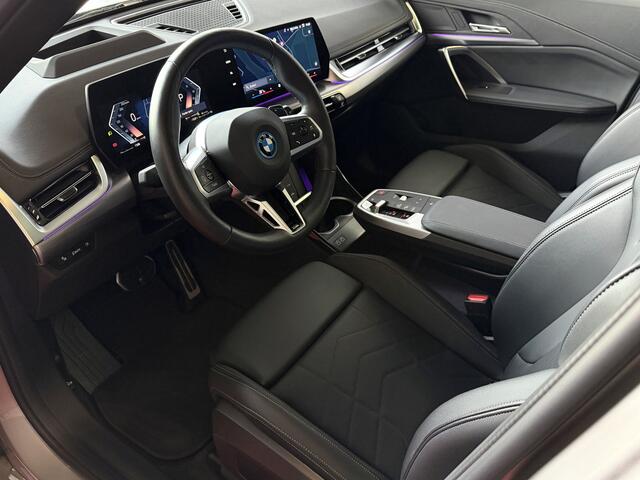 BMW X1 XDRIVE 25E M-SPORT LED PANO.SCHUIFDAK HEADUP ELEK.KLEP NAVI 360.CAM STOELVERW M-SHADOW LINE ELEK.STOEL ZWARTE.HEMEL 06/2025 PHEV PLUG IN HYBRID AWD 4X4 4WD ? Top Auto's. Al 30 Jaar uw Bmw Specialist in , BMW M / M Sport / PHEV / HEV / Hybrid / Mhev / 25e