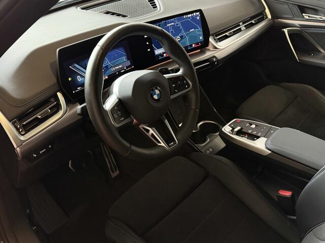 BMW X1 SDRIVE M-SPORT SHADOW LINE APPLE CARPLAY MATRIX LED ELEK.KLEP CRUISE LEER/ALCANTARA CAMERA M-SPORT INTERIEUR / EXTERIEUR ? Top Auto's. Al 30 Jaar uw Bmw Specialist in , BMW M / M Sport / PHEV / HEV / Hybrid / Mhev / 25e / 30e / xDrive25e // xDrive30e / s