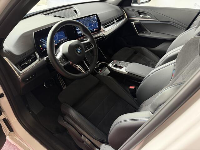 BMW X1 SDRIVE M-SPORT SHADOW LINE NAVI LED ELEK.KLEP ADAP.CRUISE LEER/ALCANTARA CAMERA M-SPORT INTERIEUR / EXTERIEUR ? Top Auto's. Al 30 Jaar uw Bmw Specialist in , BMW M / M Sport / PHEV / HEV / Hybrid / Mhev / 25e / 30e / xDrive25e // xDrive30e / sDrive18i / 