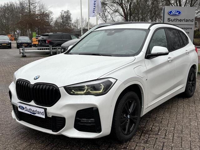 BMW X1 xDrive25e M Sport |SCI| 220 PK PHEV | Plug-in Hybride | M pakket | Trekhaak | 19 inch | Camera | Sportstoelen | Stoelverwarming | Adaptive Led | Individual dakhemel | Elektrische achterklep