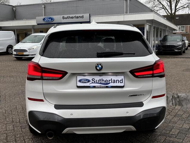 BMW X1 xDrive25e M Sport |SCI| 220 PK PHEV | Plug-in Hybride | M pakket | Trekhaak | 19 inch | Camera | Sportstoelen | Stoelverwarming | Adaptive Led | Individual dakhemel | Elektrische achterklep