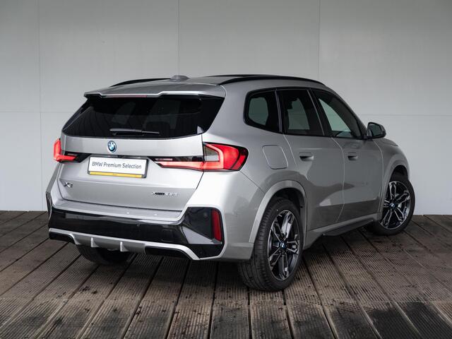 BMW X1 xDrive25e | M Sportpakket | Premium Pack | Stuurwielrand verwarmd | Comfort Access | Achteruitrijcamera | Panoramadak | Stoelverwarming | Harman-Kardon | Trekhaak