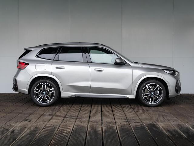 BMW X1 xDrive25e | M Sportpakket | Premium Pack | Stuurwielrand verwarmd | Comfort Access | Achteruitrijcamera | Panoramadak | Stoelverwarming | Harman-Kardon | Trekhaak
