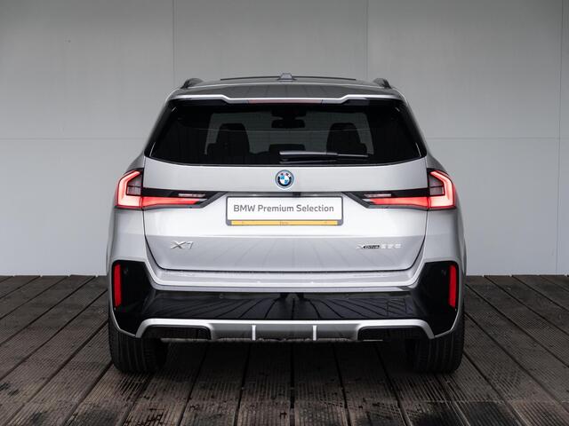 BMW X1 xDrive25e | M Sportpakket | Premium Pack | Stuurwielrand verwarmd | Comfort Access | Achteruitrijcamera | Panoramadak | Stoelverwarming | Harman-Kardon | Trekhaak
