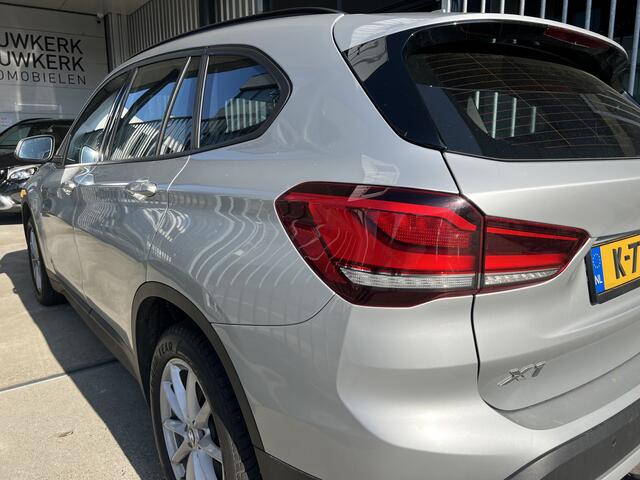 BMW X1 sDrive20i Executive Edition | AUTOMAAT | TREKHAAK | HEAD-UP DISPLAY | NAVI XL | CRUISE CONTROL | PDC | LMV | CLIMATE CONTROL | BLUETOOTH | LED | DAB | ELEKTR. ACHTERKLEP