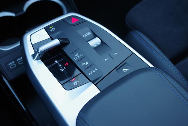 BMW X1 sDrive20i 170 PK M-Sport, Panoramadak, Adap. Cruise Control, Kuipstoelen, LED