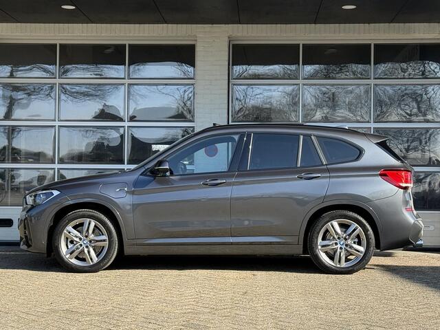 BMW X1 xDrive25e High Executive M SPORT | PANORAMA | TREKHAAK | DRIVING ASS. PLUS | LEDER | KEYLESS | STUURWIEL VERWARMING |