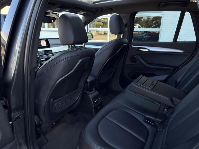 BMW X1 xDrive25e High Executive M SPORT | PANORAMA | TREKHAAK | DRIVING ASS. PLUS | LEDER | KEYLESS | STUURWIEL VERWARMING |