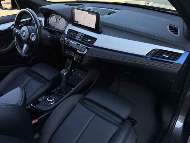 BMW X1 xDrive25e High Executive M SPORT | PANORAMA | TREKHAAK | DRIVING ASS. PLUS | LEDER | KEYLESS | STUURWIEL VERWARMING |