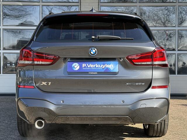 BMW X1 xDrive25e High Executive M SPORT | PANORAMA | TREKHAAK | DRIVING ASS. PLUS | LEDER | KEYLESS | STUURWIEL VERWARMING |