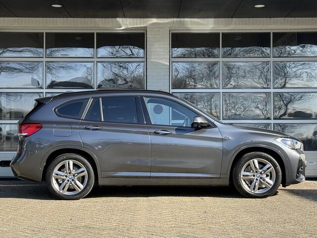 BMW X1 xDrive25e High Executive M SPORT | PANORAMA | TREKHAAK | DRIVING ASS. PLUS | LEDER | KEYLESS | STUURWIEL VERWARMING |