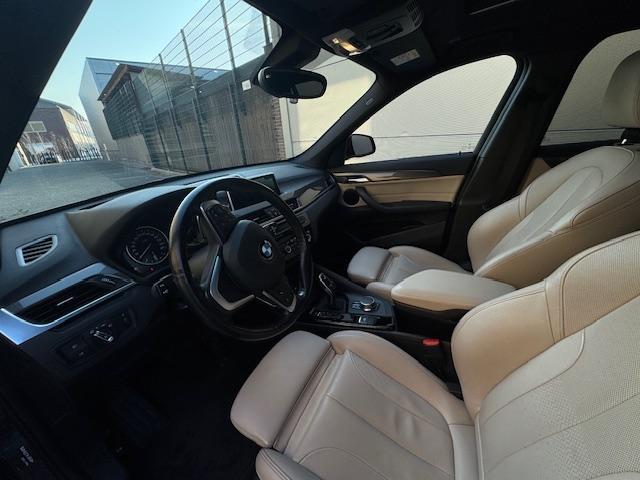 BMW X1 sDrive20i High Executive Leer, Trekhaak, Panoramadak, El. stoelen, Camera, Apple Carplay, Adaptief Cruise conytrolComfort access, enz