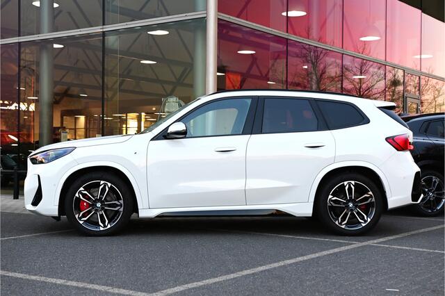 BMW X1 xDrive23i High Executive M Sport Automaat / Trekhaak / Panoramadak / Sportstoelen / Comfort Access / M Adaptief onderstel / Head-Up / Harman-Kardon