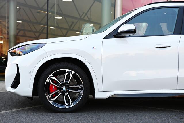 BMW X1 xDrive23i High Executive M Sport Automaat / Trekhaak / Panoramadak / Sportstoelen / Comfort Access / M Adaptief onderstel / Head-Up / Harman-Kardon