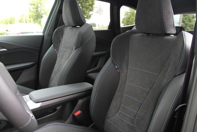 BMW X1 sDrive20i High Executive M Sport Automaat / Panoramadak / Trekhaak / Sportstoelen / Comfort Access / Parking Assistant Plus / Head-Up / M Adaptief onderstel / Adaptieve LED