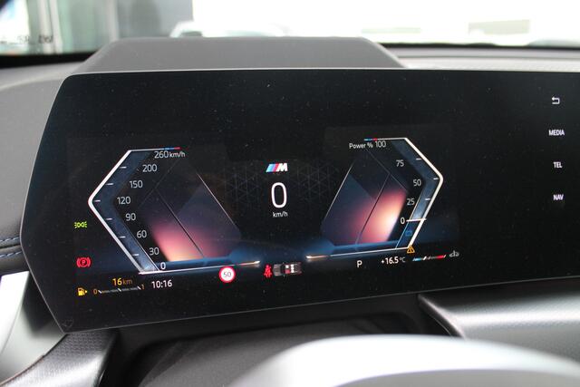 BMW X1 sDrive20i High Executive M Sport Automaat / Panoramadak / Trekhaak / Sportstoelen / Comfort Access / Parking Assistant Plus / Head-Up / M Adaptief onderstel / Adaptieve LED