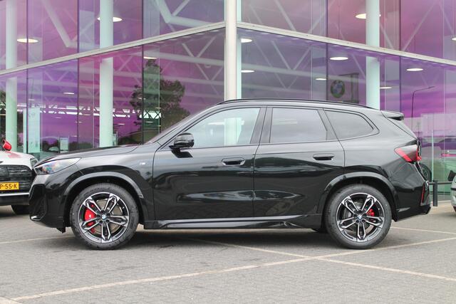 BMW X1 sDrive20i High Executive M Sport Automaat / Panoramadak / Trekhaak / Sportstoelen / Comfort Access / Parking Assistant Plus / Head-Up / M Adaptief onderstel / Adaptieve LED