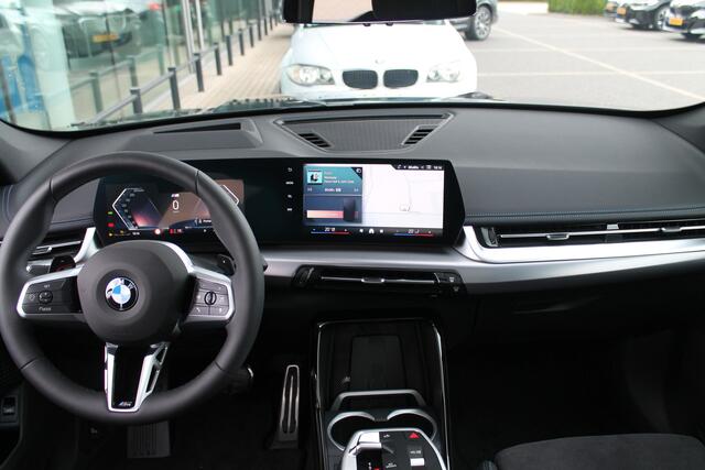 BMW X1 sDrive20i High Executive M Sport Automaat / Panoramadak / Trekhaak / Sportstoelen / Comfort Access / Parking Assistant Plus / Head-Up / M Adaptief onderstel / Adaptieve LED