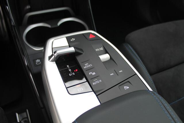 BMW X1 sDrive20i High Executive M Sport Automaat / Panoramadak / Trekhaak / Sportstoelen / Comfort Access / Parking Assistant Plus / Head-Up / M Adaptief onderstel / Adaptieve LED