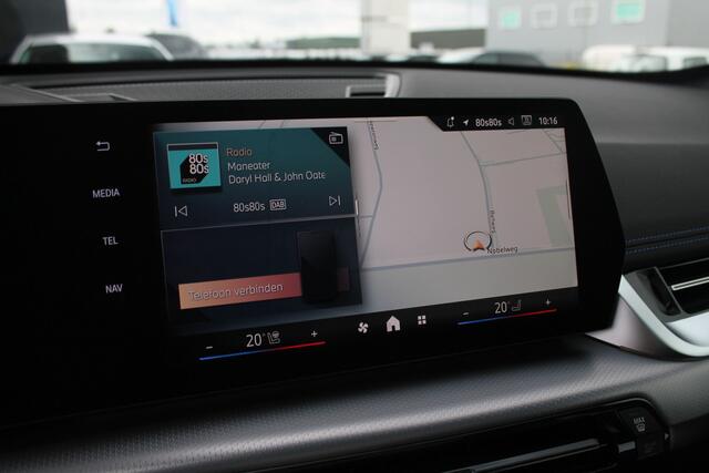 BMW X1 sDrive20i High Executive M Sport Automaat / Panoramadak / Trekhaak / Sportstoelen / Comfort Access / Parking Assistant Plus / Head-Up / M Adaptief onderstel / Adaptieve LED