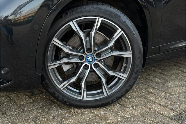 BMW X1 xDrive25e M-Sport | Sportleder | Camera | Stoel + Stuurverwarming | Adaptive Cruise