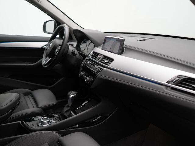 BMW X1 xDrive25e Sportline Plug In Hybrid 221pk Dealer O.H. PHEV | Trekhaak Afn. | Camera | Sportstoelen Memory & Verwarmd | Keyless | Sfeerverlichting | Adaptive LED | Cruise Control | Navigatie | DAB |