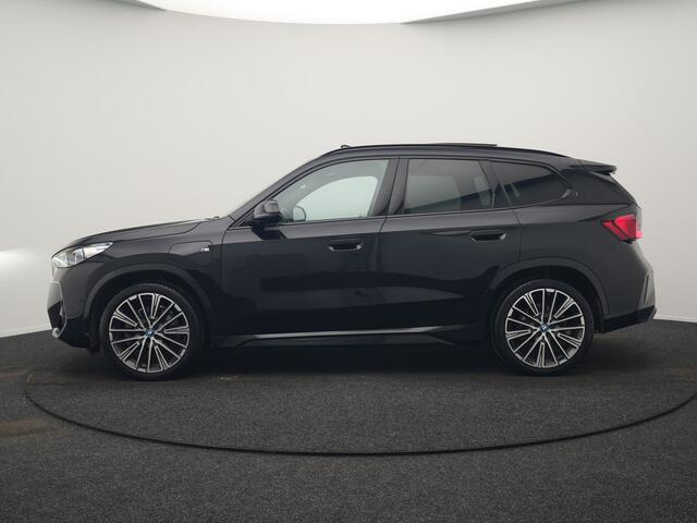 BMW X1 xDrive30e M Sport Plug In Hybrid 326pk Dealer O.H. PHEV | Panodak | Trekhaak af Fabriek | Lederen Sportstoelen Massage & Memory | Adaptive Cruise | 360 Camera | 20 "L.M | Harman / Kardon | Head Up | Keyless |