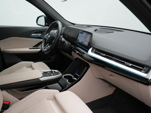 BMW X1 xDrive30e M Sport Plug In Hybrid 326pk Dealer O.H. PHEV | Panodak | Trekhaak af Fabriek | Lederen Sportstoelen Massage & Memory | Adaptive Cruise | 360 Camera | 20 "L.M | Harman / Kardon | Head Up | Keyless |