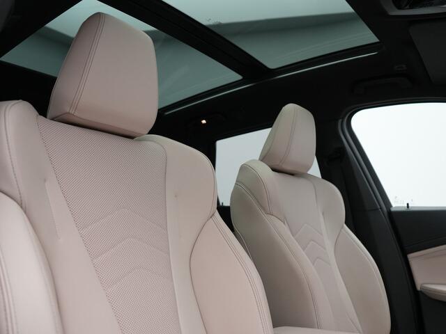 BMW X1 xDrive30e M Sport Plug In Hybrid 326pk Dealer O.H. PHEV | Panodak | Trekhaak af Fabriek | Lederen Sportstoelen Massage & Memory | Adaptive Cruise | 360 Camera | 20 "L.M | Harman / Kardon | Head Up | Keyless |