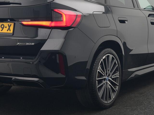 BMW X1 xDrive30e M Sport Plug In Hybrid 326pk Dealer O.H. PHEV | Panodak | Trekhaak af Fabriek | Lederen Sportstoelen Massage & Memory | Adaptive Cruise | 360 Camera | 20 "L.M | Harman / Kardon | Head Up | Keyless |