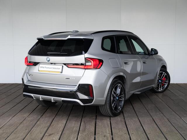 BMW X1 xDrive25e | M Sportpakket Pro | Innovation Pack | Comfort Access | Stoelverwarming | Head-Up Display | 19''
