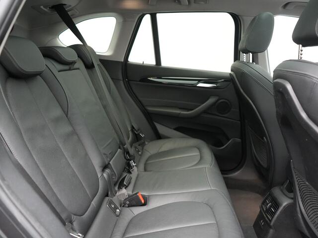 BMW X1 xDrive25e Sportline Plug in Hybrid 222pk Dealer O.H PHEV | Trekhaak Afn. | Panodak | Head Up | Lederen Sportstoelen Memory & Verwarmd | Camera | Apple Carplay | Keyless | Sfeerverlichting | Navigatie | DAB |