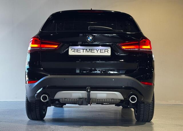 BMW X1 sDrive20i High Executive |Head-Up |Trekhaak |Sfeer |Dealer onderhouden