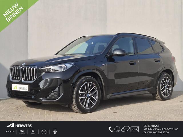 BMW X1 xDrive25e Automaat / Accu SOH 98.31% / M Sportpakket / Premium Pack / Driving Assistant Plus / EAER bereik 81 km bereik stad 101 km / Trekgewicht 1.700 kg / Apple Carplay Android Auto / Elektrische achterklep / Voorstoelen verwarmd / Achteruitrijcamera /