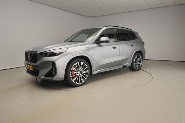 BMW X1 xDrive25e M-Sportpakket / Trekhaak / Panoramadak / Head-up / Harman Kardon / LED / Getint glas / Alu wielen 20 inch