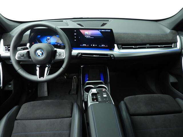 BMW X1 xDrive25e M-Sportpakket / Trekhaak / Panoramadak / Head-up / Harman Kardon / LED / Getint glas / Alu wielen 20 inch
