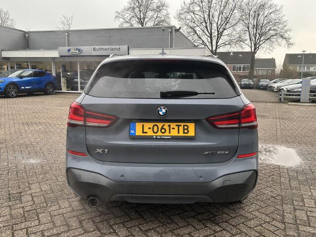BMW X1 xDrive25e eDrive M Sport Plug-in Hybride | PHEV | 220pk | Panoramadak | Storm Bay Metallic | 19 inch | M Pakket | Camera | Sportstoelen | Led verlichting | Head Up Display | Shadowline Exterieur