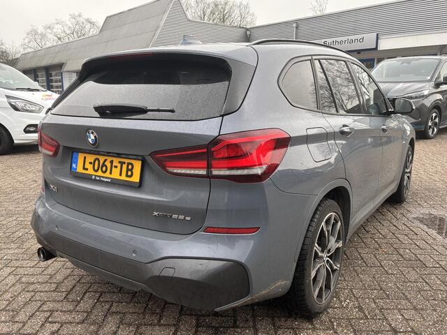 BMW X1 xDrive25e eDrive M Sport Plug-in Hybride | PHEV | 220pk | Panoramadak | Storm Bay Metallic | 19 inch | M Pakket | Camera | Sportstoelen | Led verlichting | Head Up Display | Shadowline Exterieur