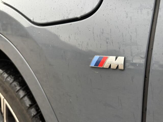 BMW X1 xDrive25e eDrive M Sport Plug-in Hybride | PHEV | 220pk | Panoramadak | Storm Bay Metallic | 19 inch | M Pakket | Camera | Sportstoelen | Led verlichting | Head Up Display | Shadowline Exterieur