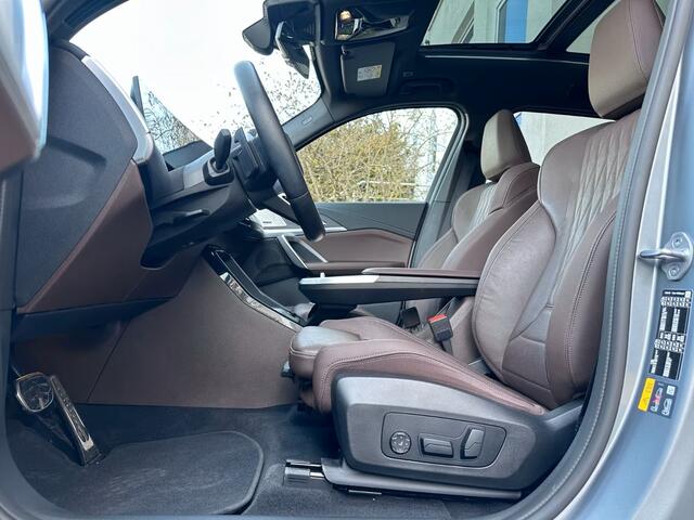 BMW X1 xDrive30e M-SPORT ** FROZEN GREY / MOKKA LEDER, FULL OPTIONS, PANO, TREKH, 20-inch LMV, INNOVATION ** Ex BMW-AG ** ** INFORMEER OOK NAAR ONZE AANTREKKELIJKE FINANCIAL-LEASE TARIEVEN **