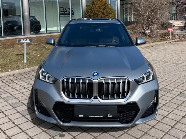 BMW X1 xDrive30e M-SPORT ** FROZEN GREY / MOKKA LEDER, FULL OPTIONS, PANO, TREKH, 20-inch LMV, INNOVATION ** Ex BMW-AG ** ** INFORMEER OOK NAAR ONZE AANTREKKELIJKE FINANCIAL-LEASE TARIEVEN **