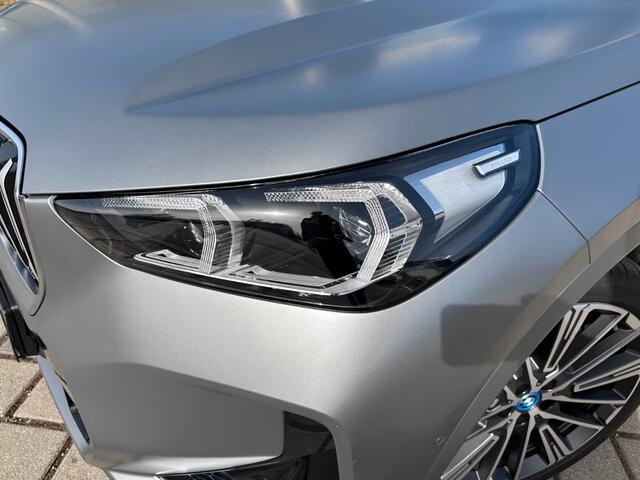 BMW X1 xDrive30e M-SPORT ** FROZEN GREY / MOKKA LEDER, FULL OPTIONS, PANO, TREKH, 20-inch LMV, INNOVATION ** Ex BMW-AG ** ** INFORMEER OOK NAAR ONZE AANTREKKELIJKE FINANCIAL-LEASE TARIEVEN **