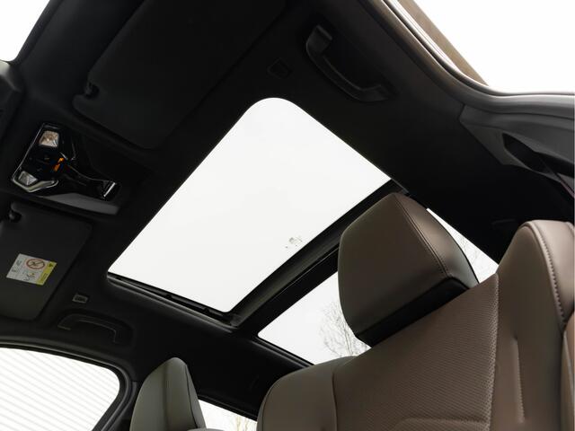 BMW X1 sDrive18i M-Sport Pro - 20 inch - Pano - Memory - Trekhaak - Head-up