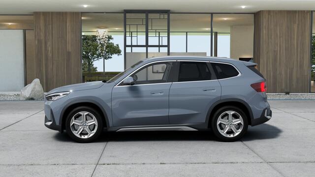 BMW X1 sDrive20i xLine Automaat / Panoramadak / Achteruitrijcamera / Head-Up / Getint glas / Stoelverwarming