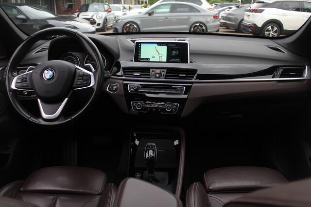 BMW X1 xDrive20i High Executive / Panoramadak / Head-up / Bruin Leder / 19'' / Navigatie / Sportstoelen / Stoelverwarming / Cruise Control