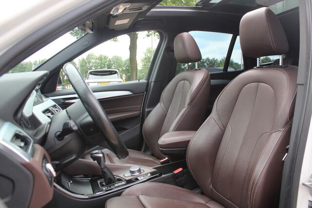 BMW X1 xDrive20i High Executive / Panoramadak / Head-up / Bruin Leder / 19'' / Navigatie / Sportstoelen / Stoelverwarming / Cruise Control