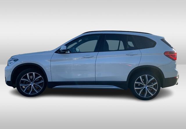 BMW X1 xDrive20i High Executive / Panoramadak / Head-up / Bruin Leder / 19'' / Navigatie / Sportstoelen / Stoelverwarming / Cruise Control